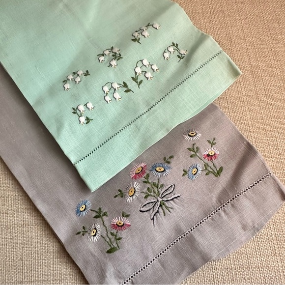 Vintage Hand Embroidered Tea Kitchen Towels Set Of 2 Florals Pastel Linen Blue - Picture 3 of 7